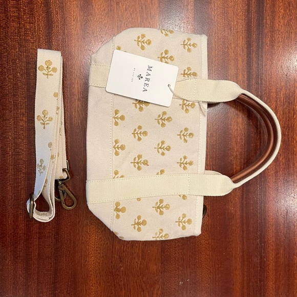 Chic Cream Crossbody Bag with Gold Accents - Picture 3 of 5